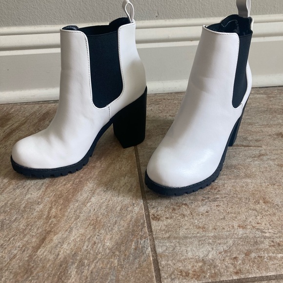 Soda white ankle boots with black 3 inch heel size 5.5 EUC - Picture 2 of 9